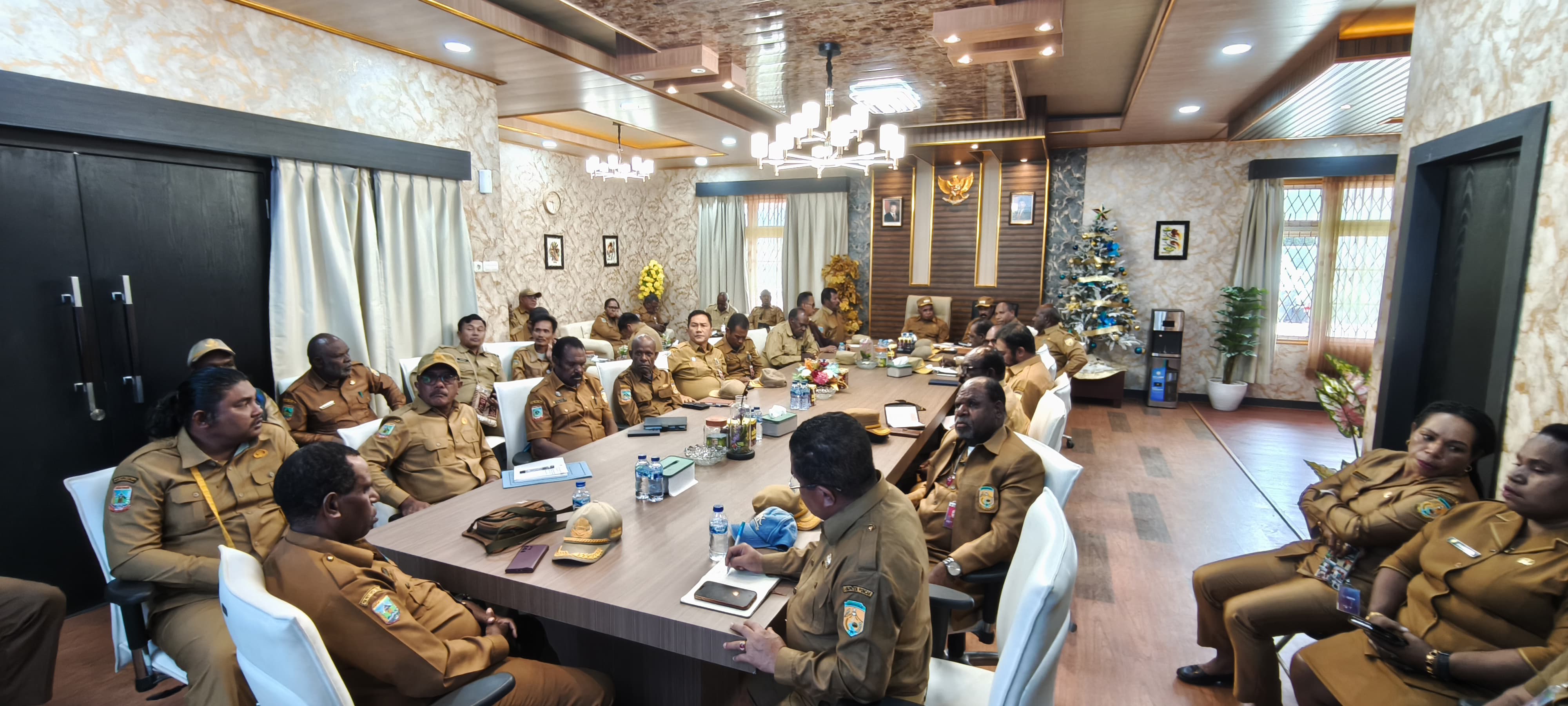 Rapat dengan Pimpinan OPD, Bupati dan Wakil Bupati Puncak Tegaskan Sidak ke Kantor-Kantor